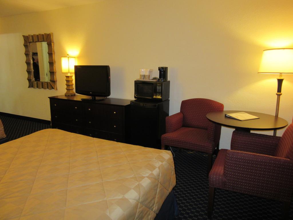 Atrium Hotel & Conference Center Hutchinson Dış mekan fotoğraf