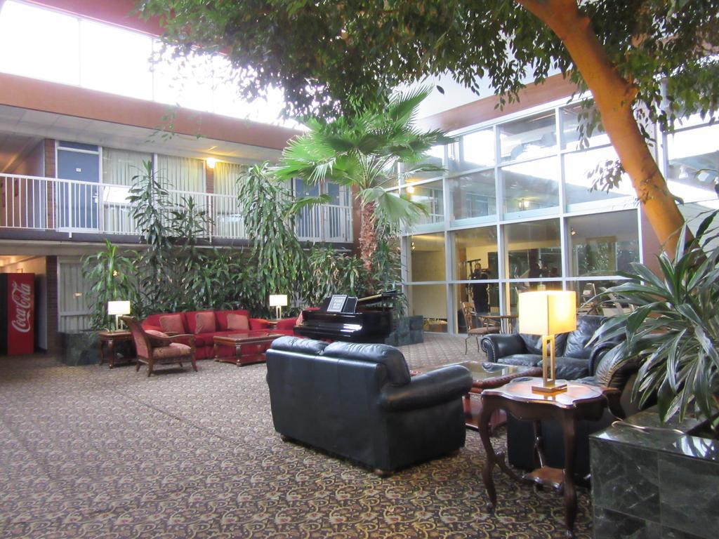 Atrium Hotel & Conference Center Hutchinson Dış mekan fotoğraf